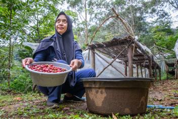 Endah washes coffee beans on her family’s farm in Indonesia. Through Mercy Corps’ programme funded by The Starbucks Foundation, she’s learned financial management, bookkeeping, and accounting to help maximise her business profits.